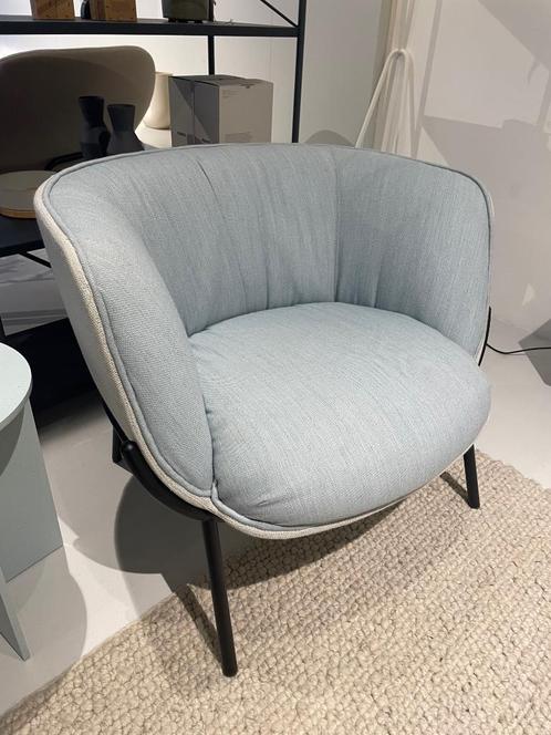 Infiniti Bom Bom fauteuil grijs met blauw showmodel €1299,-, Huis en Inrichting, Fauteuils, 75 tot 100 cm, 75 tot 100 cm, Zo goed als nieuw