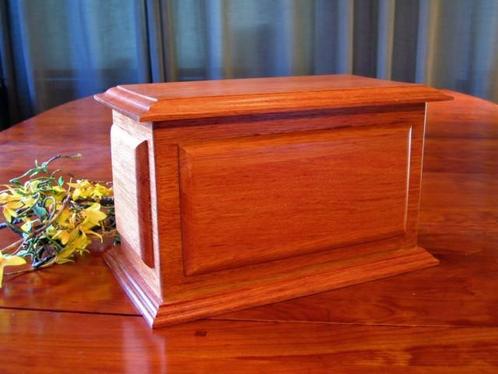 urn | hout | crematie | uitverkoop | aanbieding, Huis en Inrichting, Overige Huis en Inrichting, Nieuw, Ophalen of Verzenden