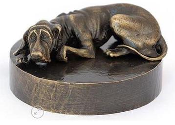 Honden urn verbronsd Deense Dog liggend