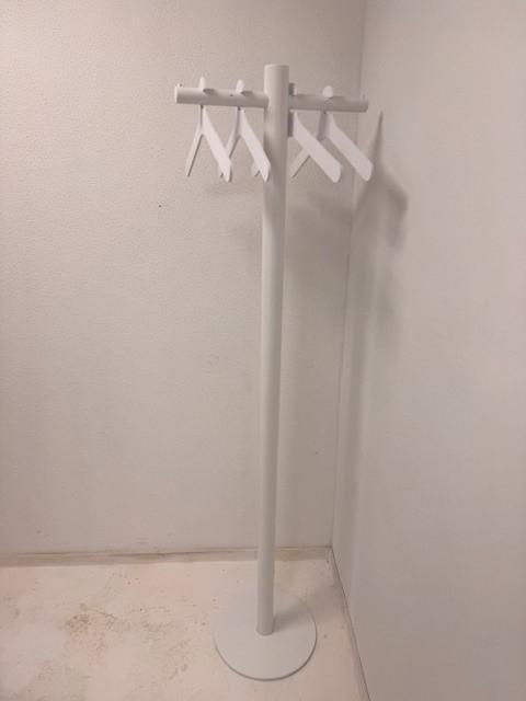 Cascando Pole design kapstok wit met hangers gebruikt, Zakelijke goederen, Kantoor en Winkelinrichting | Kantoormeubilair en Inrichting