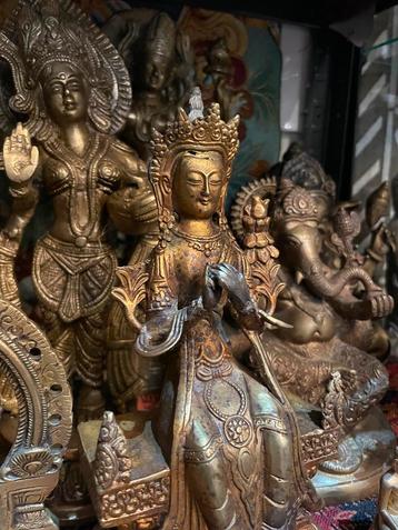 Veel soorten Boeddhistische en Hindoeïstische beelden