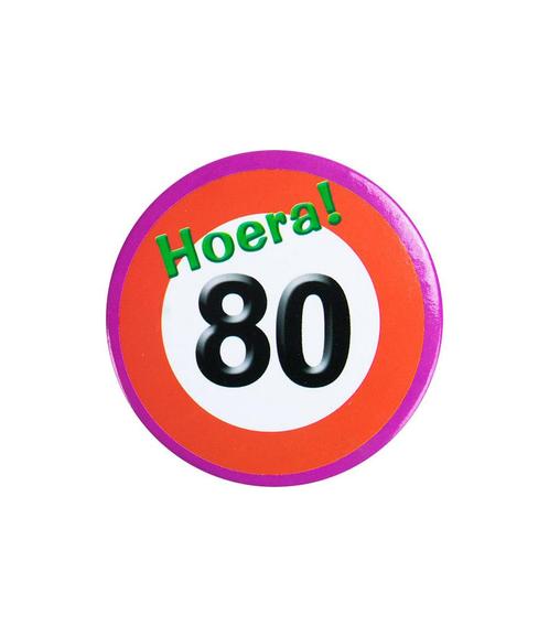 Button 80 Jaar Verkeersbord 5,5cm, Hobby en Vrije tijd, Feestartikelen, Nieuw, Verzenden