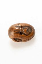 Een tagua-nootnetsuke met een prachtige patina, uitgebeeld