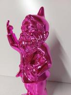 Beeld, naughty fuchsia gnome with middle finger - 30 cm -
