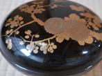 Lakdoos versierd met chrysanten - Hout, Lak - Japan - Shwa, Antiek en Kunst