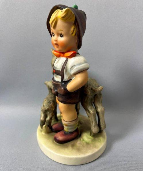 Goebel - Beeldje - Porseleinen beeldje van een jongen met, Antiek en Kunst, Curiosa en Brocante