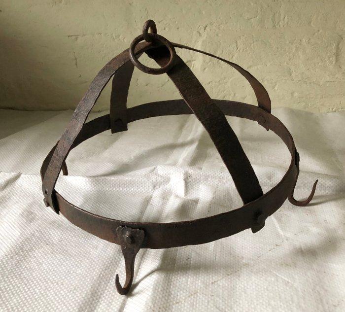 Standaard - Smeedijzer - Kroon van rechtswege, Antiek en Kunst, Antiek | Overige Antiek