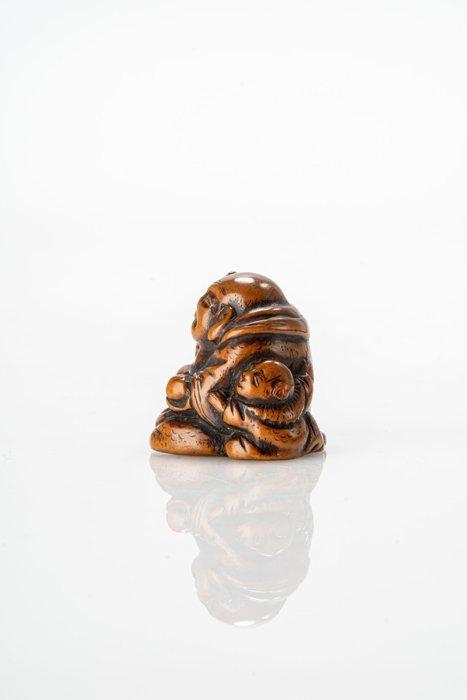 Een boxwood netsuke van Hotei met een glimlach op zijn, Antiek en Kunst, Antiek | Overige Antiek