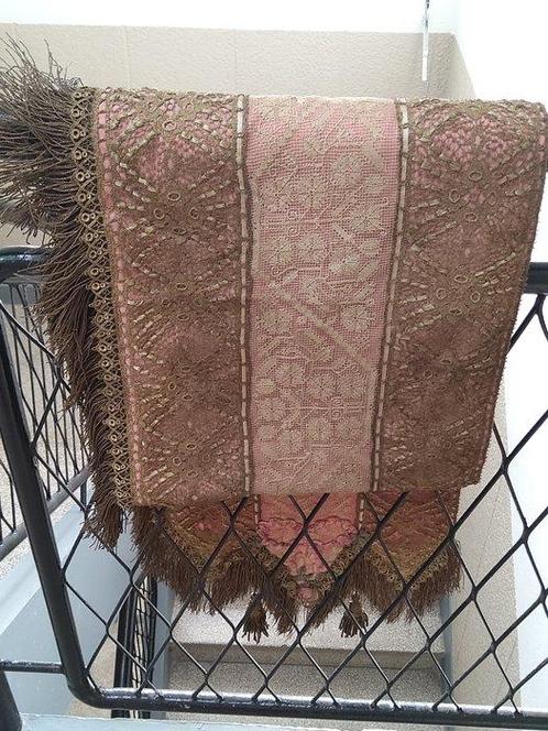 Drapery or curtain with needlework and fringes - Textiel -, Antiek en Kunst, Antiek | Overige Antiek