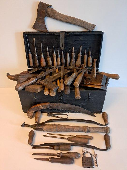 Werkgereedschap (42) - Kist met gereedschap - doos met, Antiek en Kunst, Antiek | Wandborden en Tegels