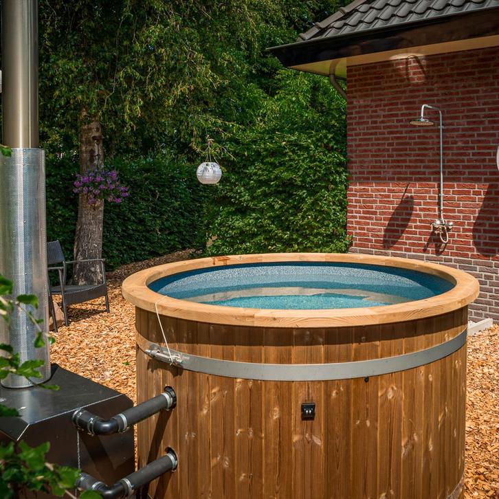 Hottubs: Houtgestookte hot tub incl. comfortabele binnenkuip, Tuin en Terras, Bubbelbaden en Hottubs, Vast, Nieuw, Afdekzeil, Filter