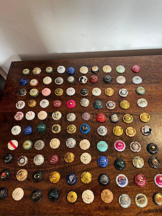 Champagne capsules (100) - Set van 100 champagnecapsules in, Antiek en Kunst, Antiek | Speelgoed