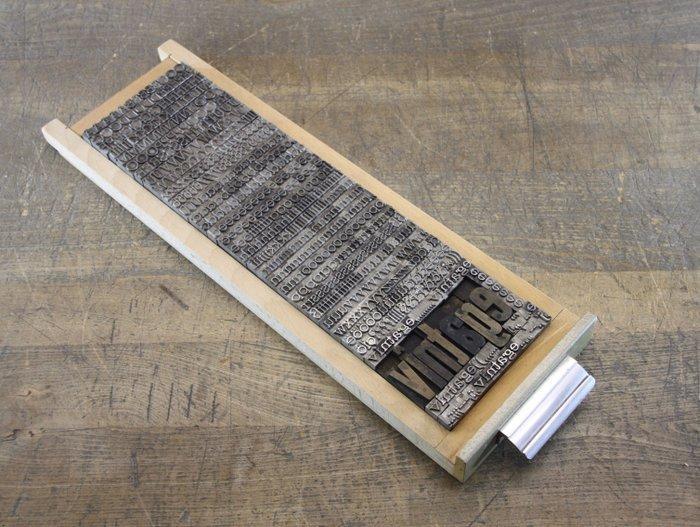 Drukblokken - een “VINTAGE” letterbak met een volledig, Antiek en Kunst, Antiek | Wandborden en Tegels
