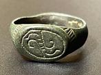 Viking periode Brons Symbolische zegelring met een S-vormig, Sieraden, Tassen en Uiterlijk, Antieke sieraden