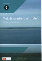 Met de overheid om tafel 9789012389976, Boeken, Zo goed als nieuw