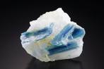 Blauwe Kyaniet in kwarts met sterke UV-fluorescentie van, Verzamelen, Mineralen en Fossielen