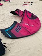 2025 North Reach Kite 10m Rubine Red R, Watersport en Boten, Kitesurfen, Ophalen of Verzenden, Gebruikt, 10 m², Kite