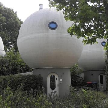 Vrijstaande bolwoning met tuin, wasmachine en monument beschikbaar voor biedingen