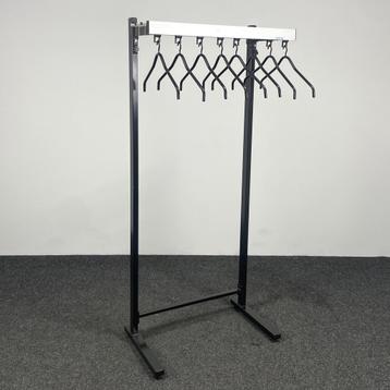 Overtoom Kapstok met 8 Hangers beschikbaar voor biedingen