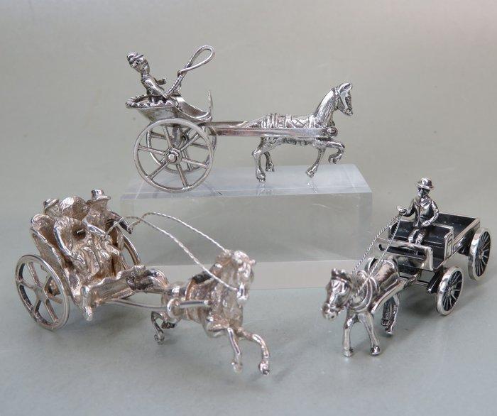 Verschillende open rijtuigjes met paarden - Miniatuur figuur, Antiek en Kunst, Antiek | Goud en Zilver