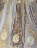 Elegant en kostbaar barok tule met bloemmedaillons -