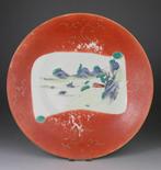 Bord van emaille porselein in Famille Verte-stijl -