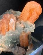 Prachtige Stilbiet-Ca kristallen op Chalcedoon Kristallen op, Verzamelen, Mineralen en Fossielen