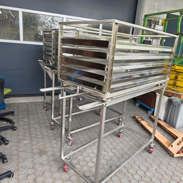 3X ZGAN MEDISCHE  RVS sterilisatie transportwagen met lade's beschikbaar voor biedingen