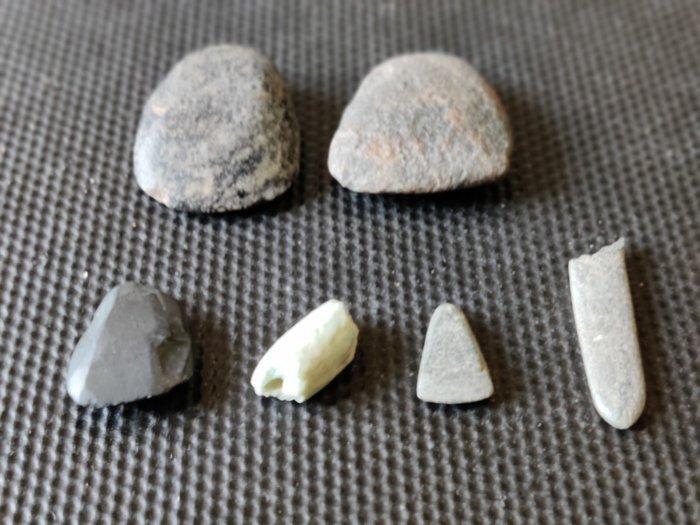 Keltisch Vuursteen Pijlkoppen/bijlen en parel (Zonder, Antiek en Kunst, Antiek | Overige Antiek