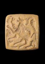 West-Aziatisch Beige Hardsteen Bifaccaal amulet met
