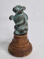 Beeldje, Sculpture en bronze patiné représentant un lapin