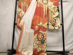 Kimono - Elegante Furisode met driedimensionale borduursels