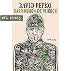 Daar komen de vliegen 9789044618839 David Pefko, Boeken, Romans, Verzenden, Gelezen, David Pefko