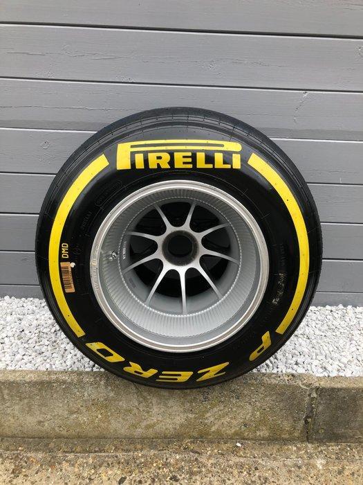 Tyre complete on wheel, Verzamelen, Automerken, Motoren en Formule 1