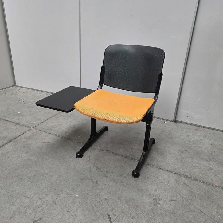 Kleine RETRO wachtkamerstoel met tafeltje metalen zitting en, Antiek en Kunst, Antiek | Meubels | Stoelen en Banken, Ophalen of Verzenden