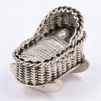 NO RESERVE - H. Hooijkaas - Miniatuur Wieg - Beeldje - .835, Antiek en Kunst