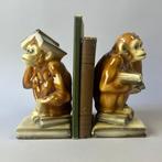 Boekensteunen - Pair eclectic Porcelain Seated monkeys on