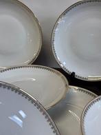 Limoges, P.L. - Tafelservies (13) - Liseré Or. “Fleur de, Antiek en Kunst
