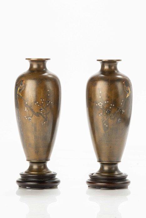 Vaas - Zilver, Een zeldzaam paar ingelegde bronzen vazen, Antiek en Kunst, Antiek | Overige Antiek