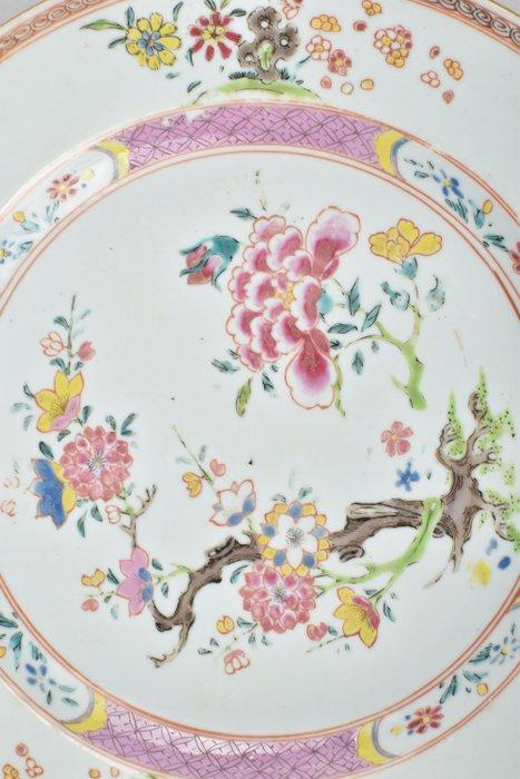 Bord - decorated in the famille rose palette with peonies -, Antiek en Kunst, Antiek | Overige Antiek