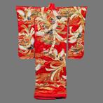 Een fijne brokaat zijde uchikake, ‘nieuw oude voorraad’, met