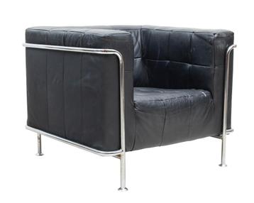Een rechthoekige fauteuil In de stijl van Le Corbusier beschikbaar voor biedingen