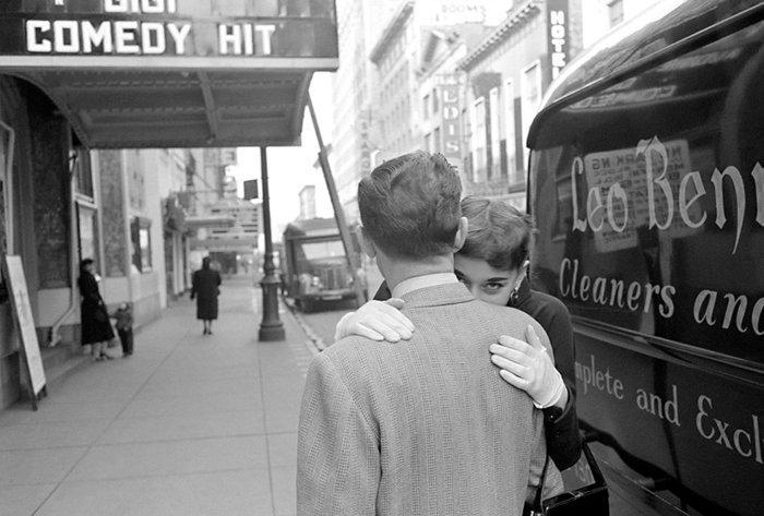 Lawrence Field - Audrey Hepburn Hug, Antiek en Kunst, Kunst | Designobjecten