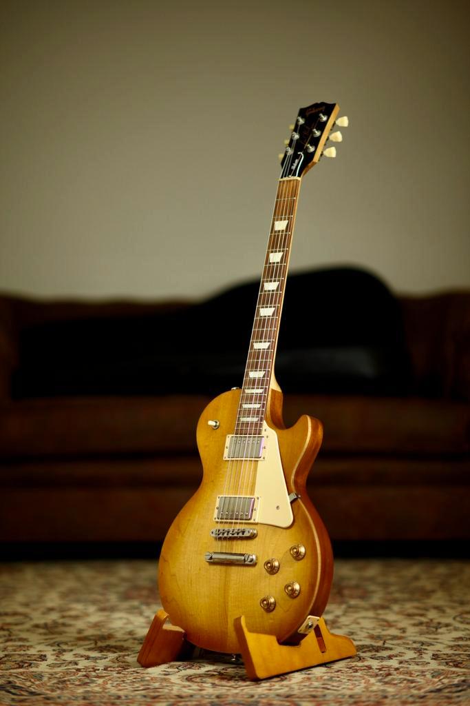 Gibson Les Paul Tribute 2022 | Satin Honeyburst, Muziek en Instrumenten, Snaarinstrumenten | Gitaren | Elektrisch