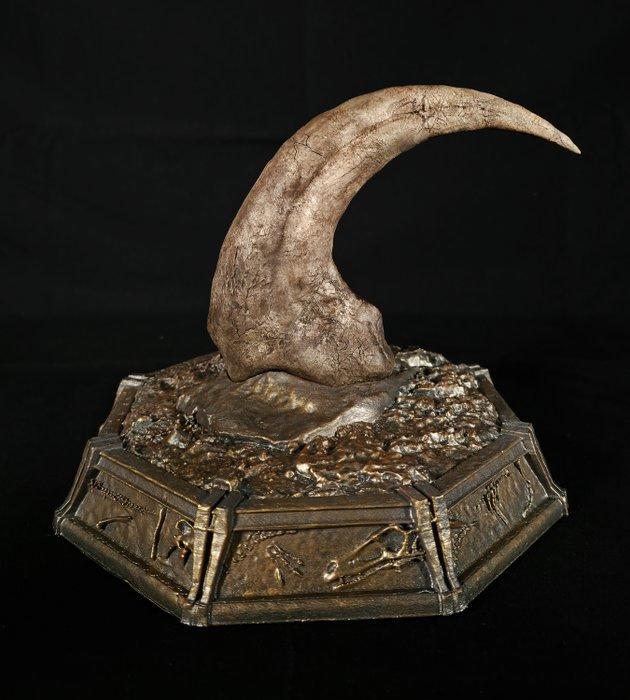 Theropod - REPLICA - Gefossiliseerde klauw - Dromaeosauridae, Verzamelen, Mineralen en Fossielen