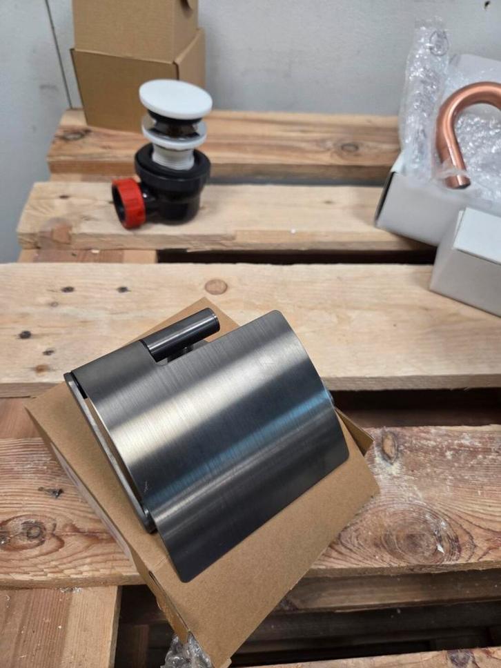 Wc rolhouder met klep Wiesbaden Alonzo Gunmetal - 28.8034, Doe-het-zelf en Verbouw, Sanitair, Bad, Nieuw, Ophalen of Verzenden