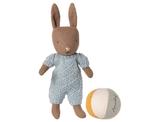 Maileg - Knuffel konijn met bal - Micro - Brown Blue, Kinderen en Baby's, Nieuw