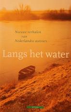 Langs het water 9789045010151, Boeken, Verzenden, Gelezen