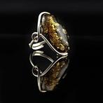 Baltisch barnsteen artistieke ring – gouden fossiel
