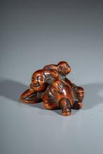 Een boxwood netsuke van een slapende sarumawashi met een aap, Antiek en Kunst